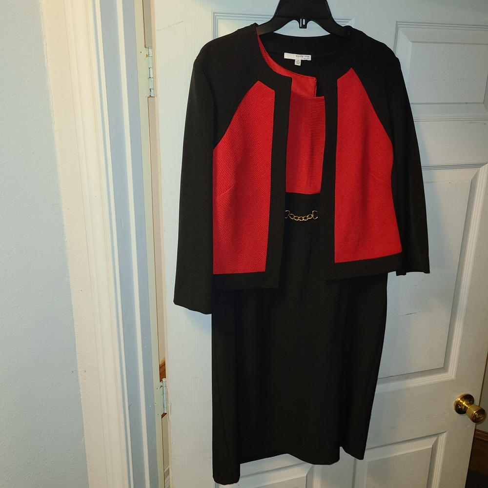 Chic Long Sleeve Black and Red Dress Set with Chain Detail Size 12